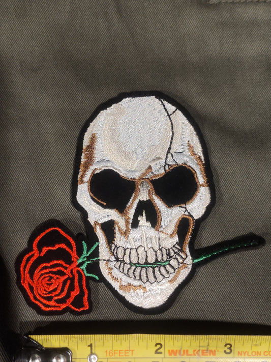 Tête de mort avec rose